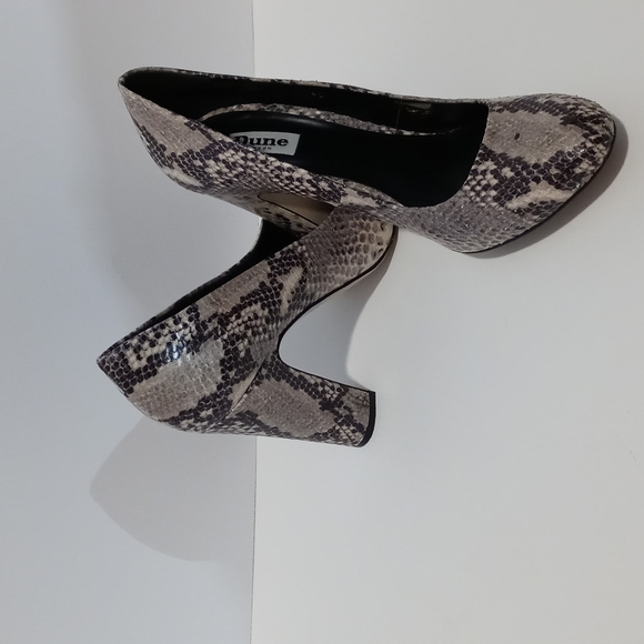 Ladie's Heels - Picture 2 of 8